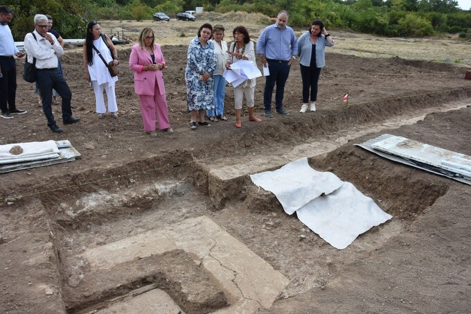 Λίνα Μενδώνη από την αρχαία Μίεζα: «Η ανασκαφή του Βασιλικού Γυμνασίου πρέπει να συνεχιστεί και θα συνεχιστεί»